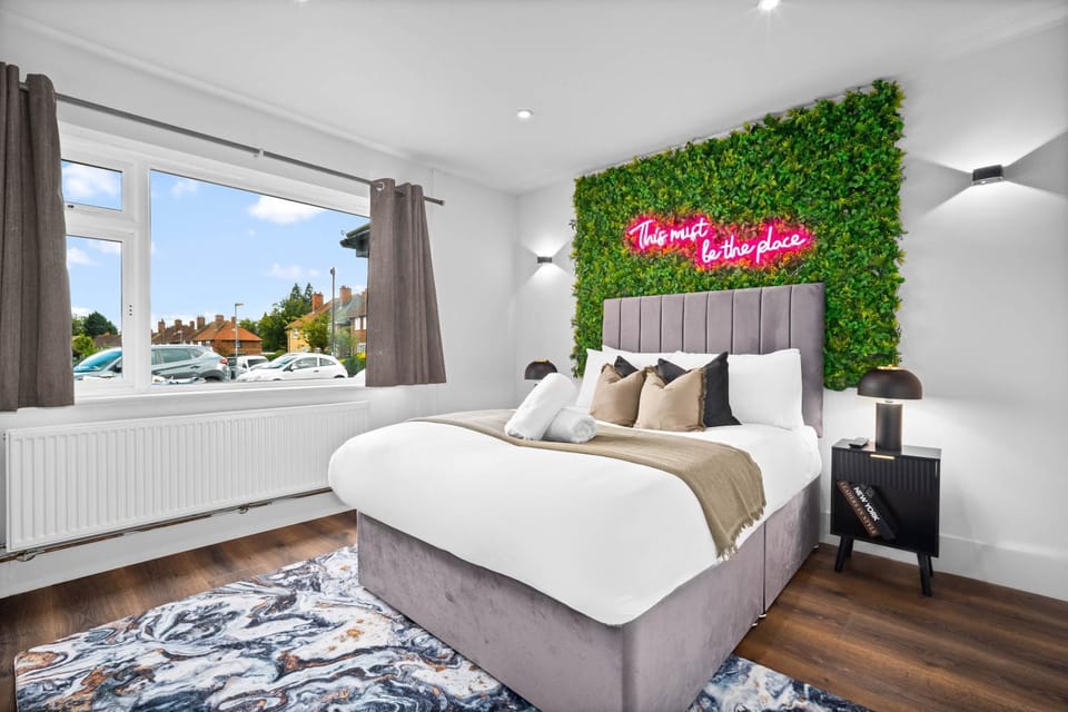 Bed, Seating area, Bedroom