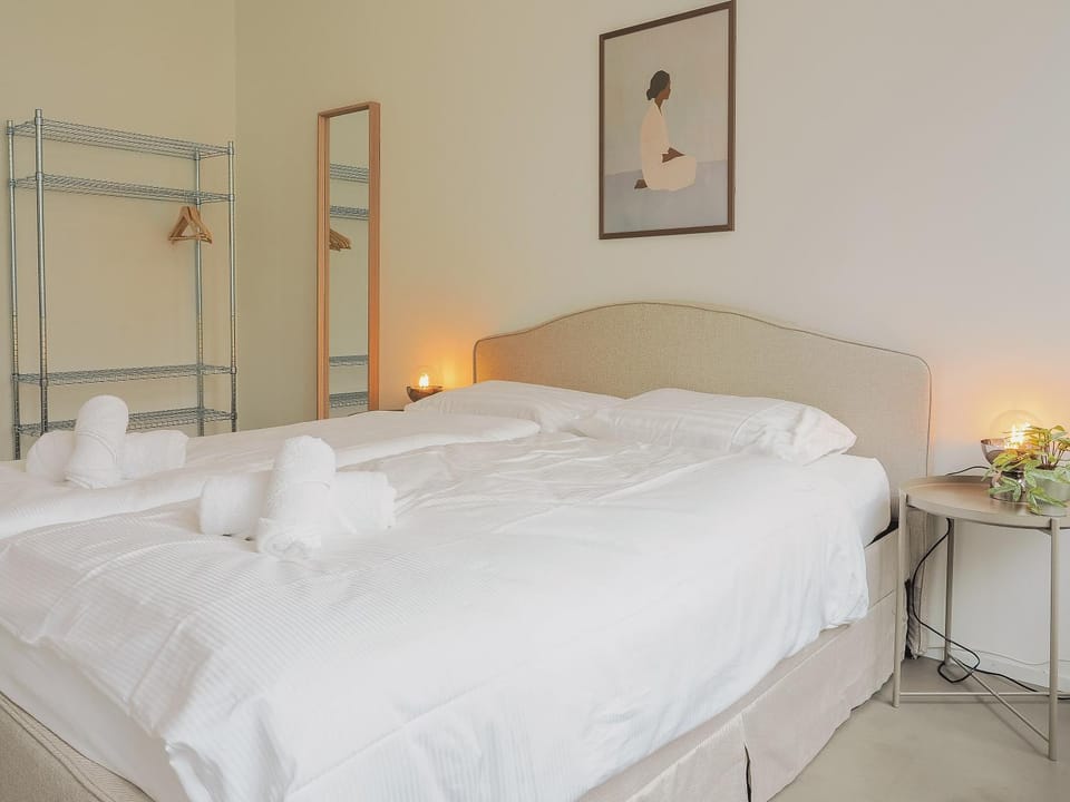 Photo of the whole room, Bedroom, towels