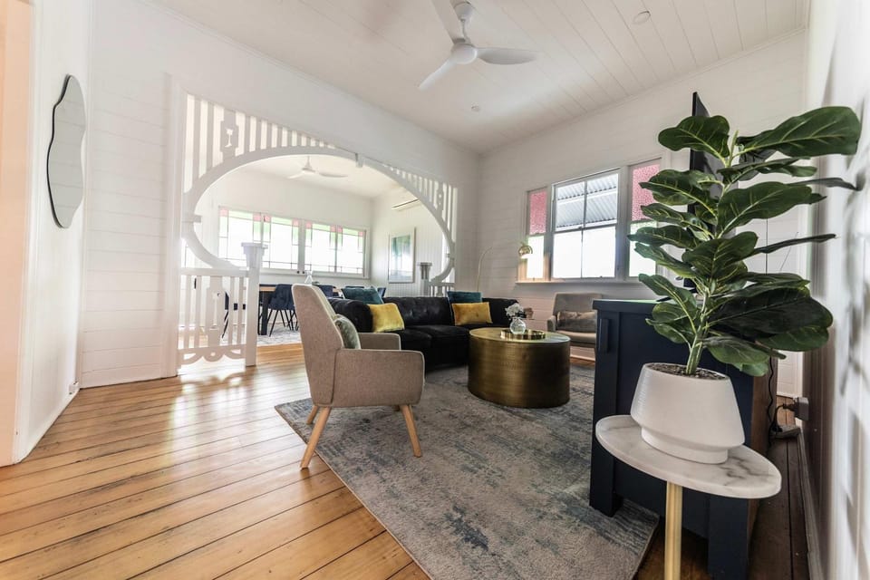 Urban Getaway Colonial 6 beds 2 bath aircon pet family House in Brisbane