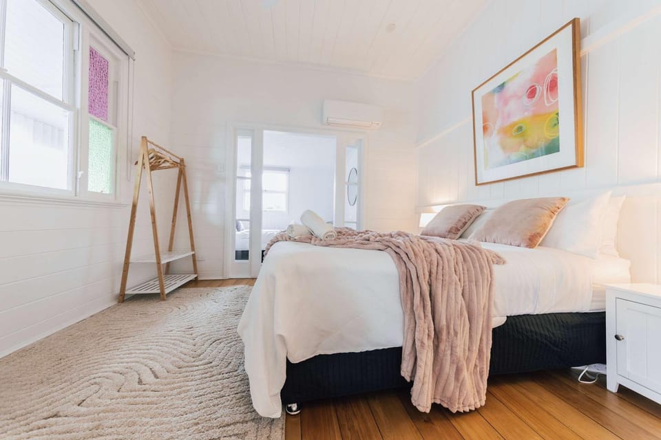 Urban Getaway Colonial 6 beds 2 bath aircon pet family House in Brisbane