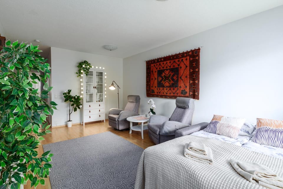 Bed, Living room, Photo of the whole room, Seating area, towels