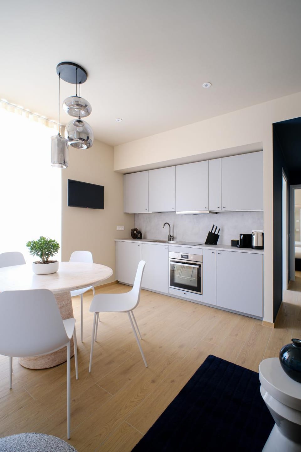 TV and multimedia, Kitchen or kitchenette, Living room, Seating area, Dining area, stove