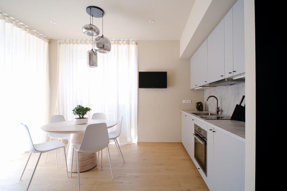 TV and multimedia, Coffee/tea facilities, Kitchen or kitchenette, Dining area, oven, stove