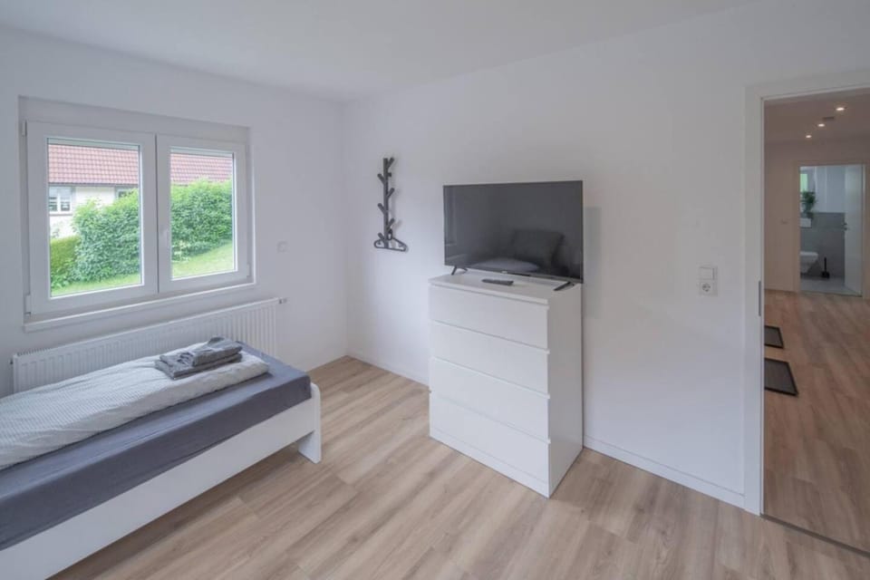 Bed, TV and multimedia, Bedroom