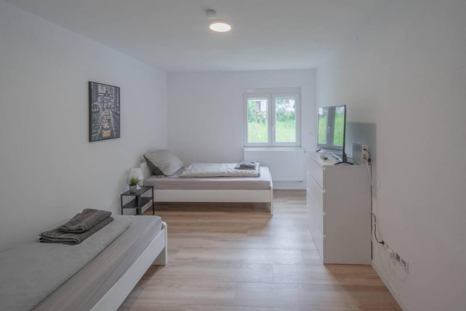 Bed, TV and multimedia, Bedroom