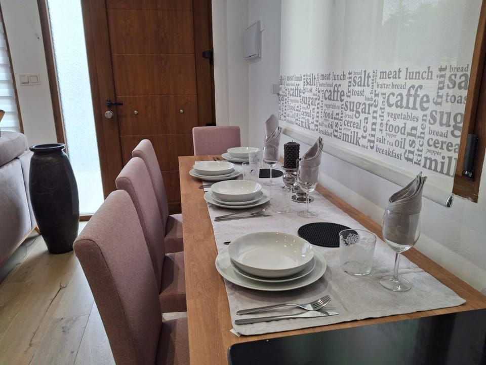 Seating area, Dining area