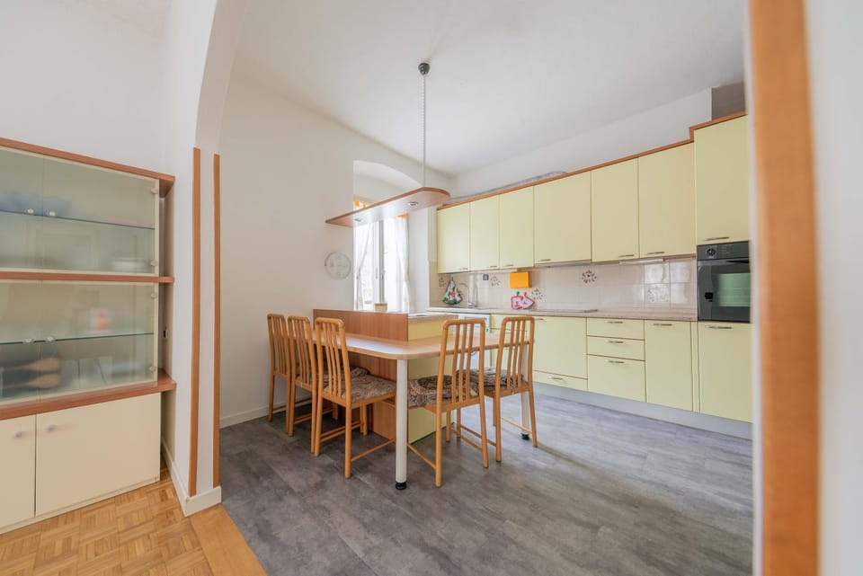 Kitchen or kitchenette, Dining area, oven, stove