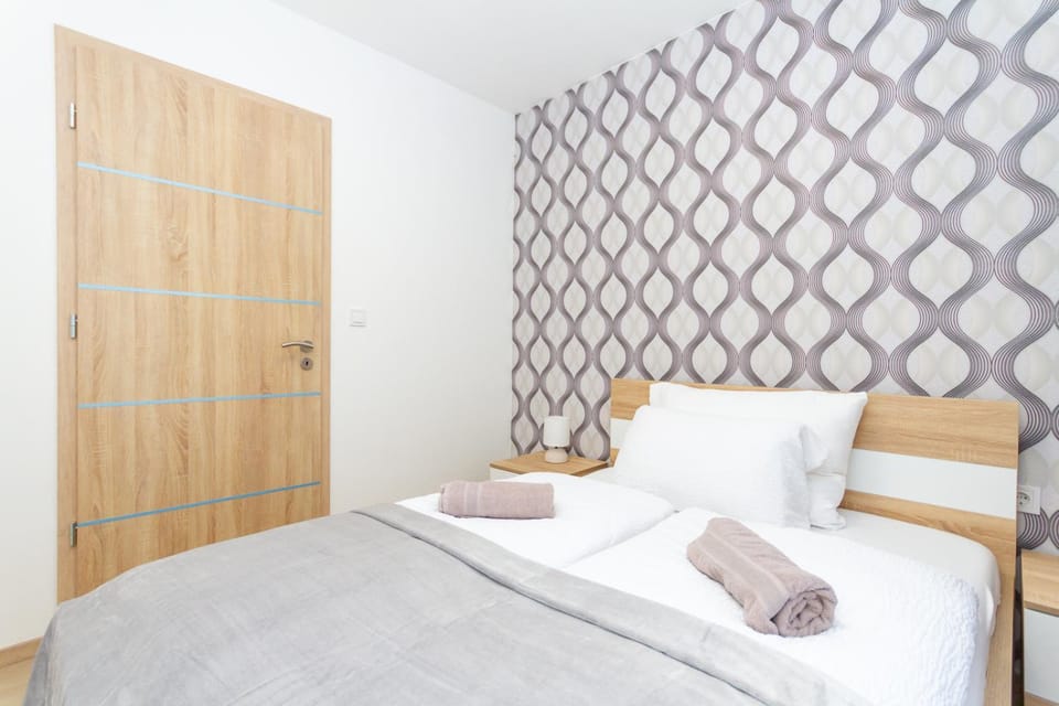 Bed, Photo of the whole room, Bedroom, towels