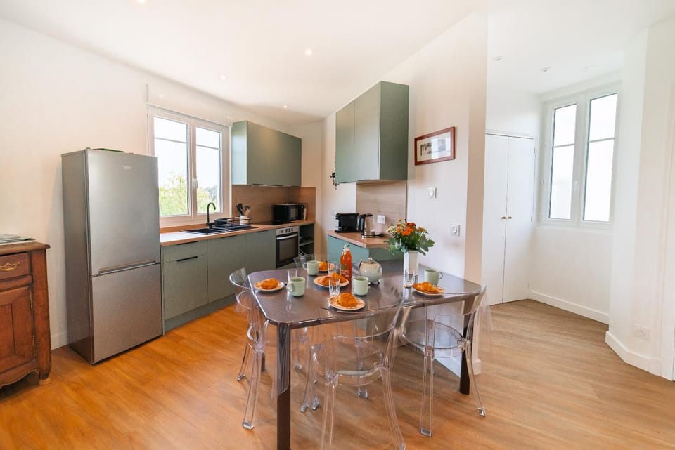 Kitchen or kitchenette, Dining area, stove