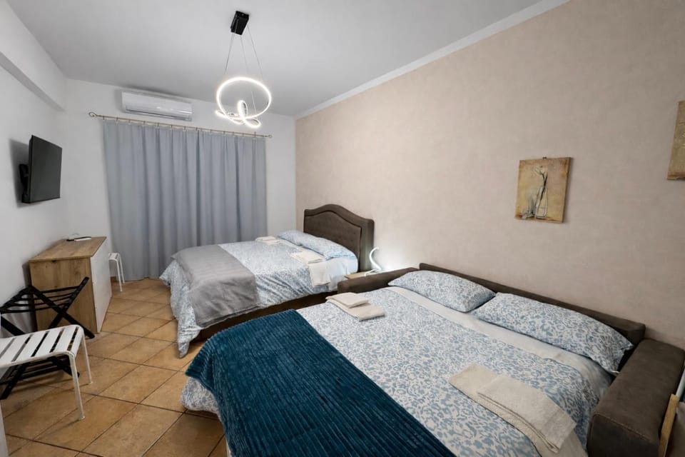 Bed, TV and multimedia, Photo of the whole room, Bedroom, air conditioner