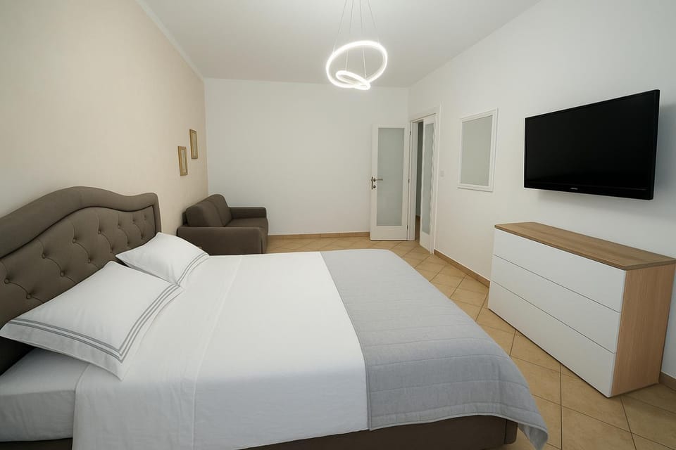 TV and multimedia, Photo of the whole room, Bedroom