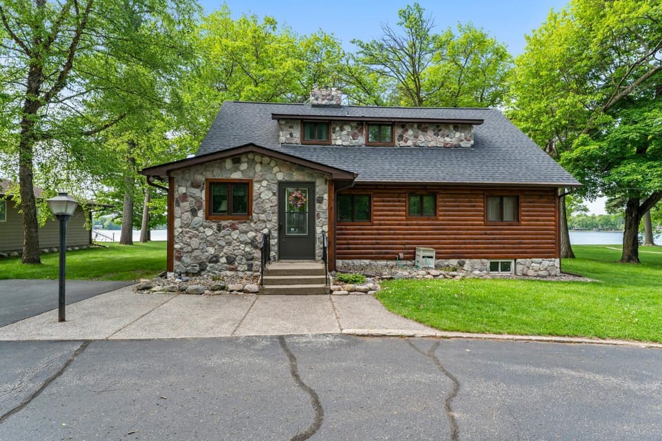 Serpent Lake Getaway House in Crosby