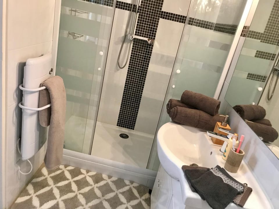 Shower, Bathroom, towels