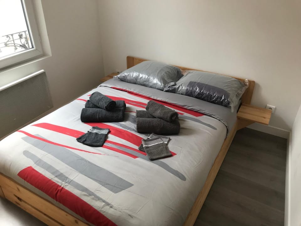 Bed, Photo of the whole room, Bedroom, towels