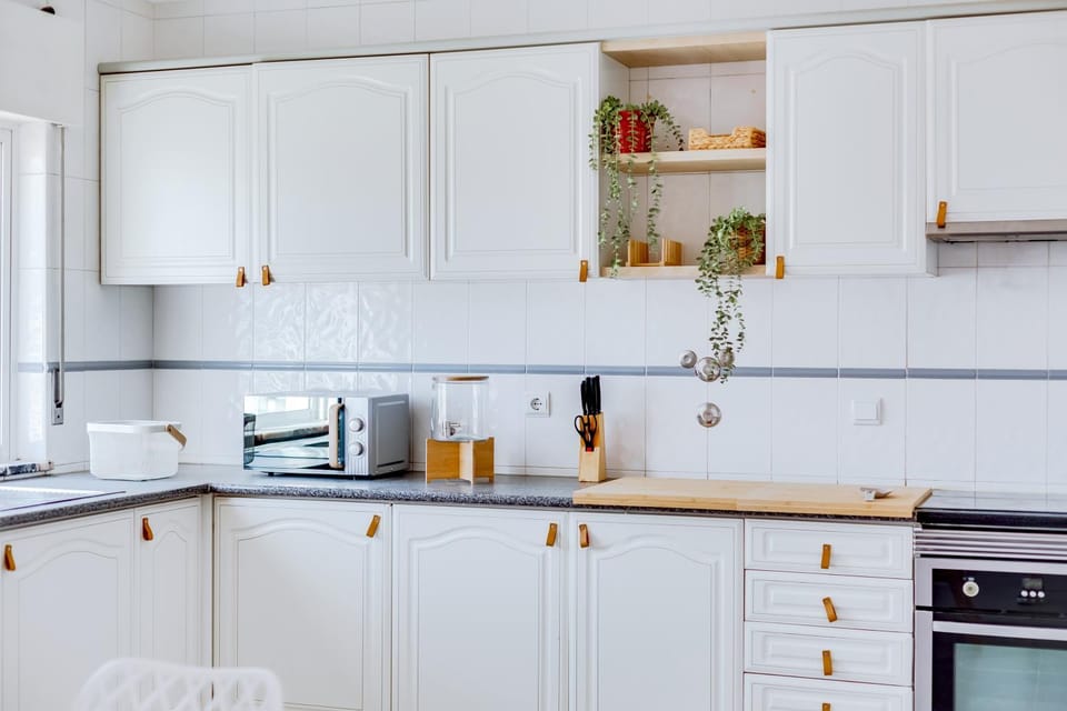 Coffee/tea facilities, Kitchen or kitchenette, dishwasher, oven, stove, toaster