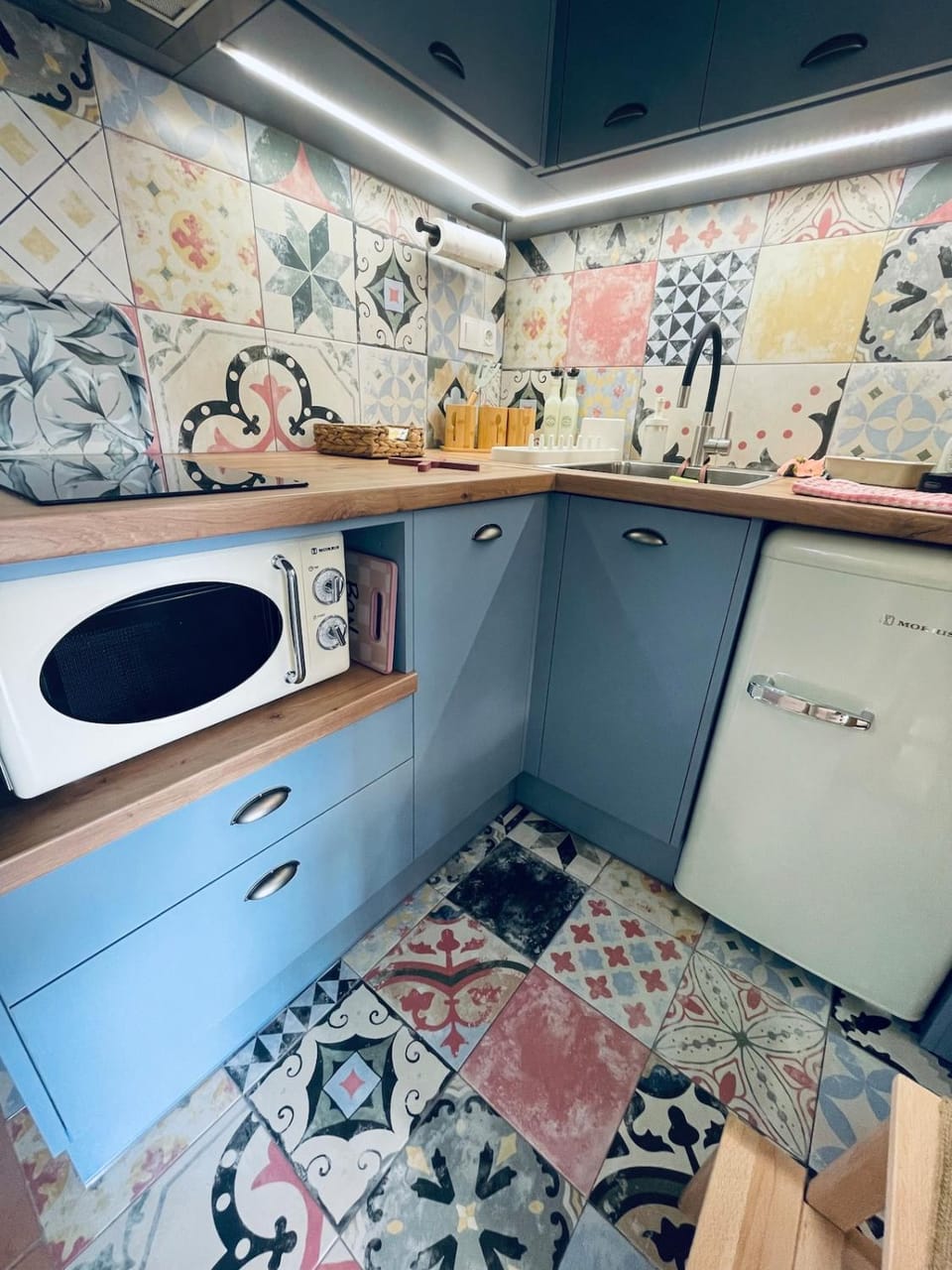 Kitchen or kitchenette, oven, stove