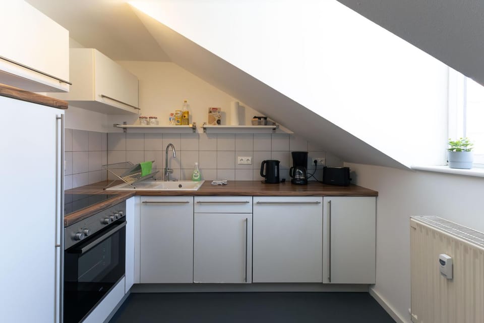 Coffee/tea facilities, Kitchen or kitchenette, stove, toaster