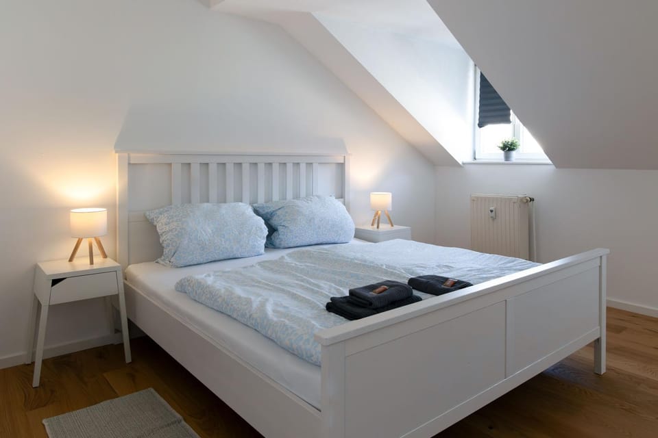 Bed, Photo of the whole room, Bedroom, towels