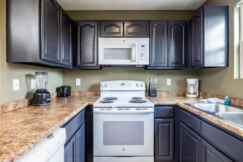 Charming Hideaway near Dolly w Hot tub & Arcade House in Sevierville