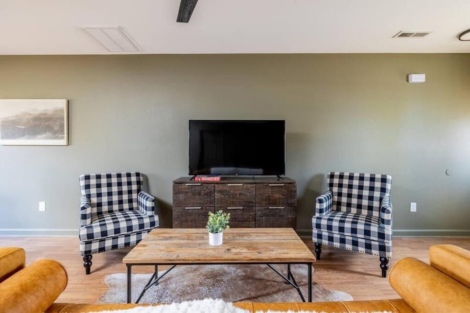 Charming Hideaway near Dolly w Hot tub & Arcade House in Sevierville