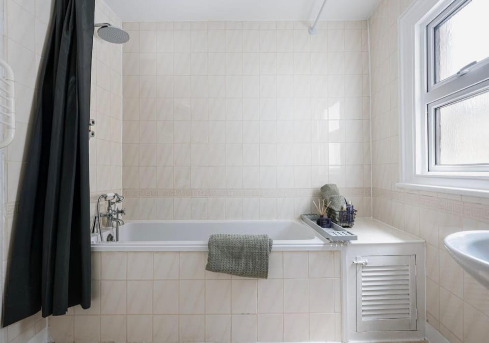 Bathroom, Bath, towels