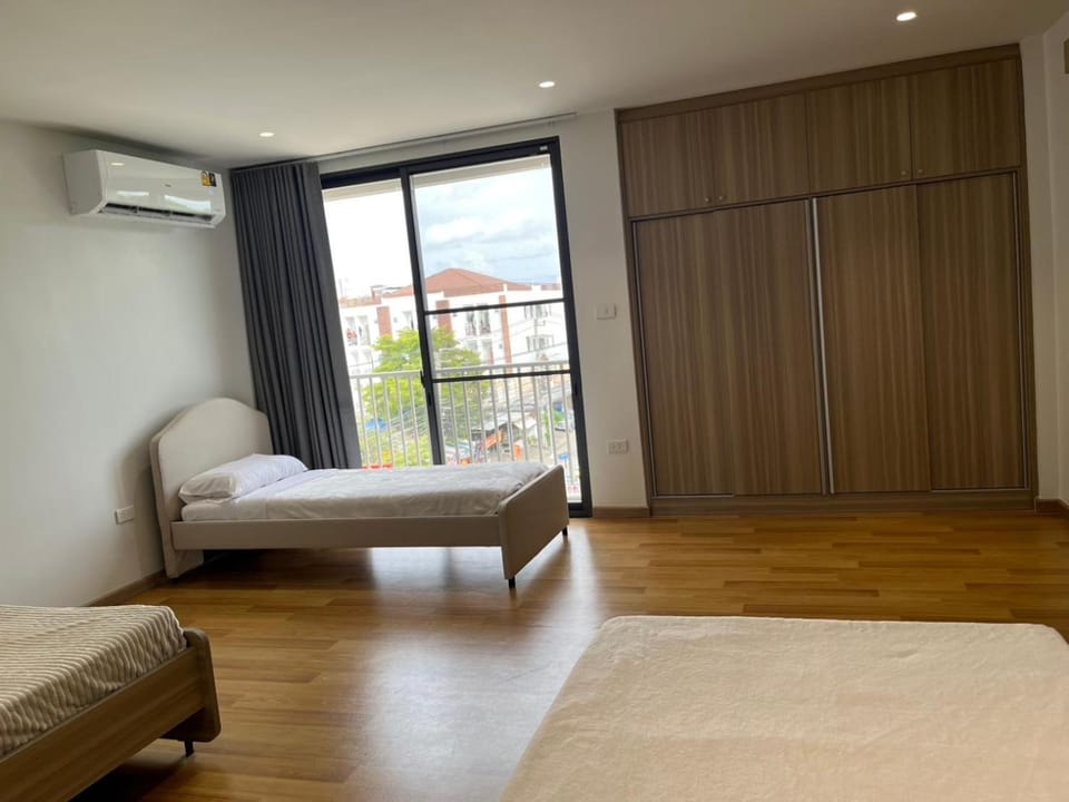 Photo of the whole room, Bedroom, wardrobe