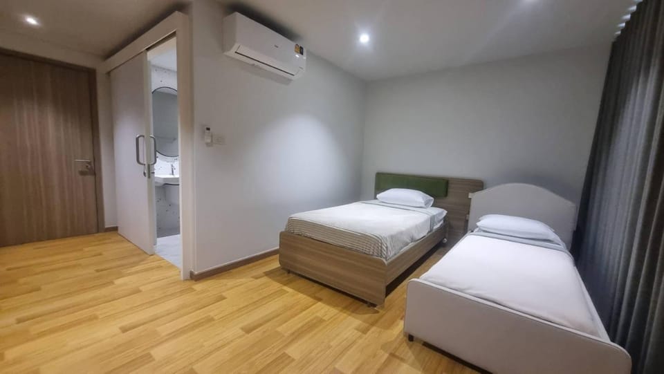 Bed, Photo of the whole room, Bedroom, air conditioner