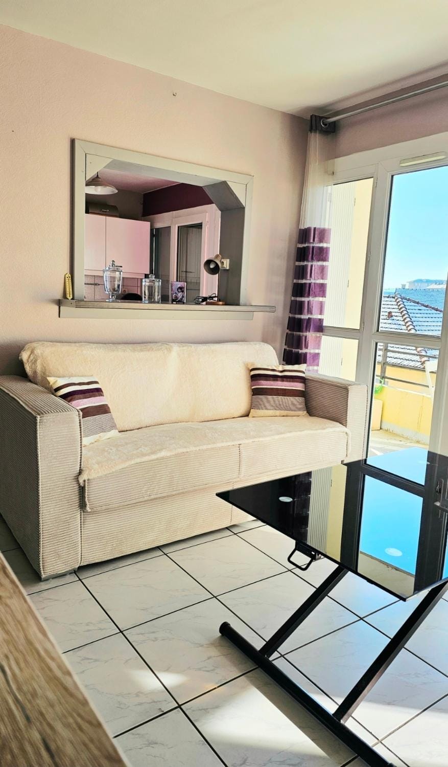 Seating area, minibar