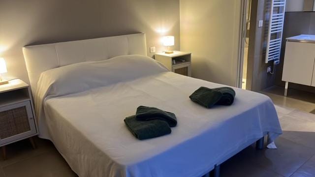 Bed, Bedroom, towels