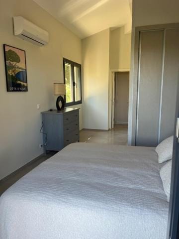 Bed, Bedroom, air conditioner