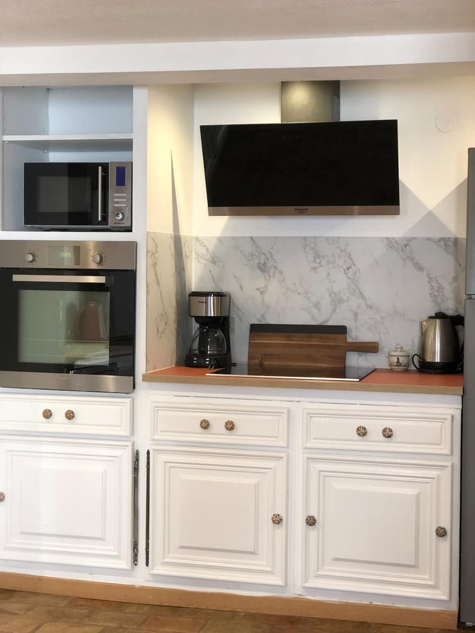Coffee/tea facilities, oven, stove