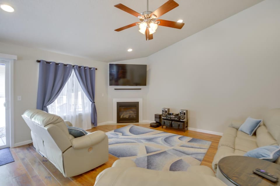2 Blocks to White Water Launch: Mill City Home House in Willamette Valley