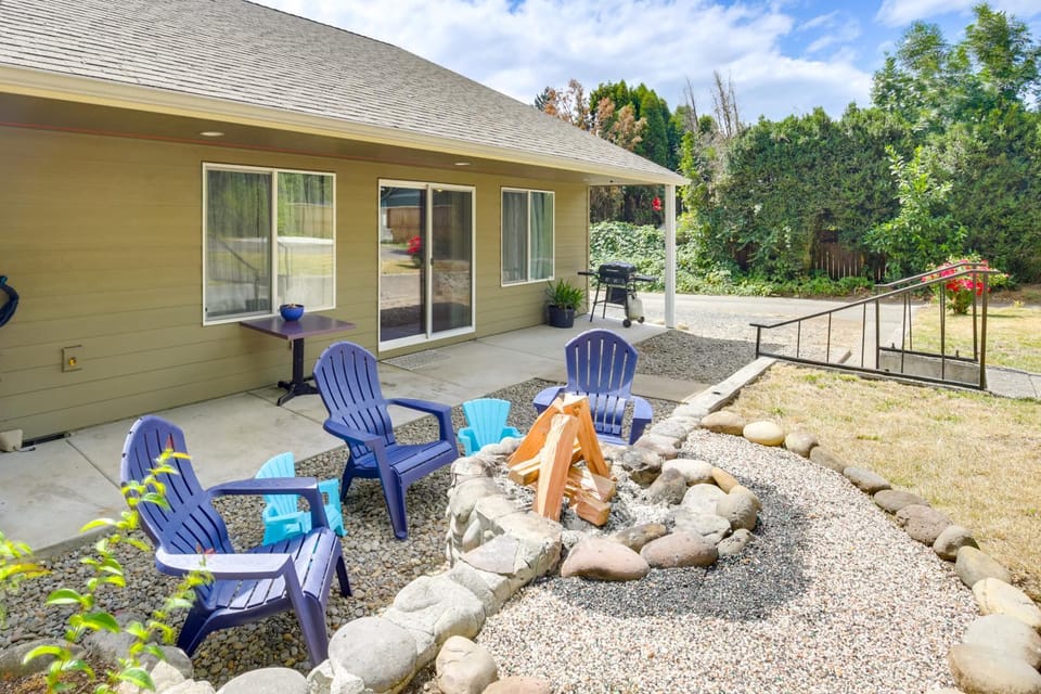 2 Blocks to White Water Launch: Mill City Home House in Willamette Valley
