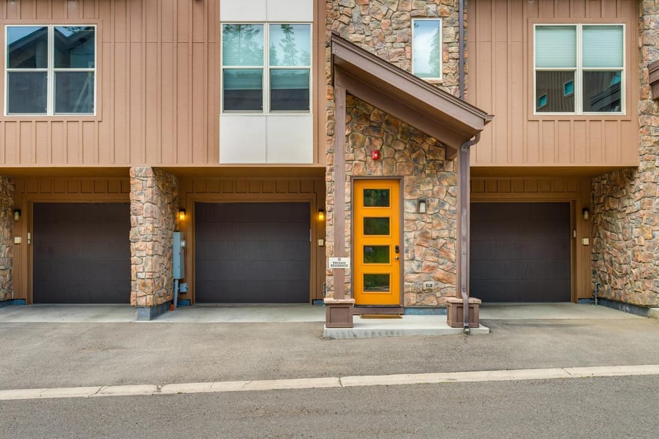 2 Mi to Fraser River Trail: Townhome w/ Hot Tub! House in Fraser