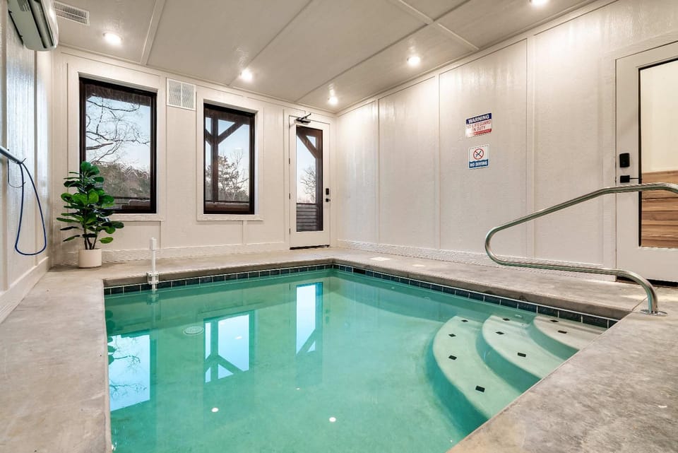 Modern Luxury Pool Hot Tub & Near Water Parks House in Sevierville