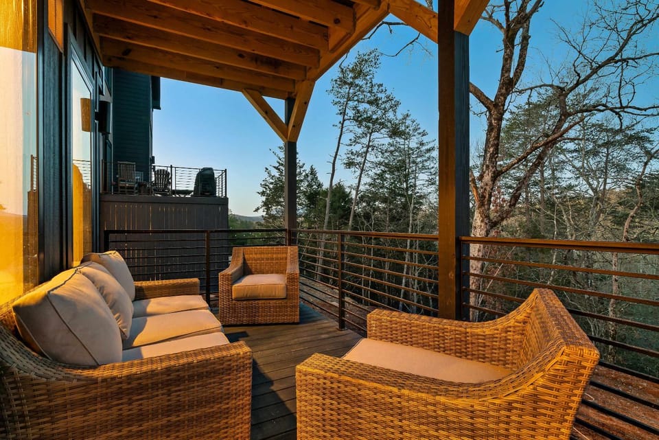 Modern Luxury Pool Hot Tub & Near Water Parks House in Sevierville