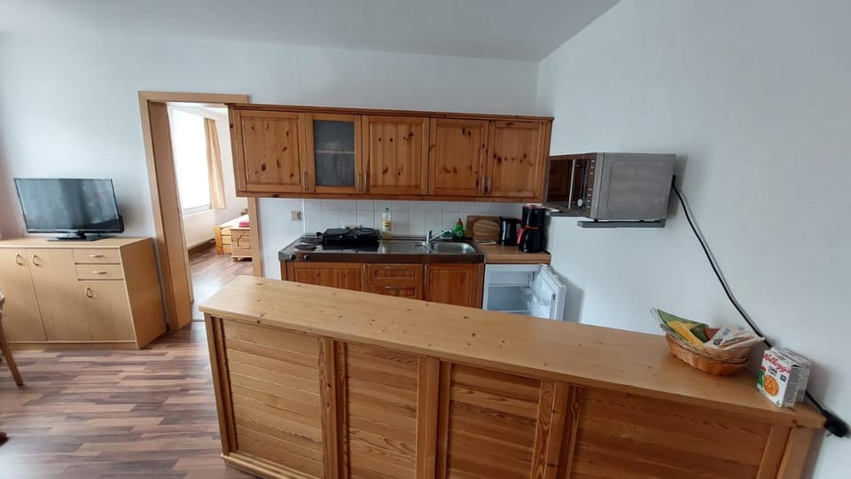 Coffee/tea facilities, Kitchen or kitchenette, oven, stove