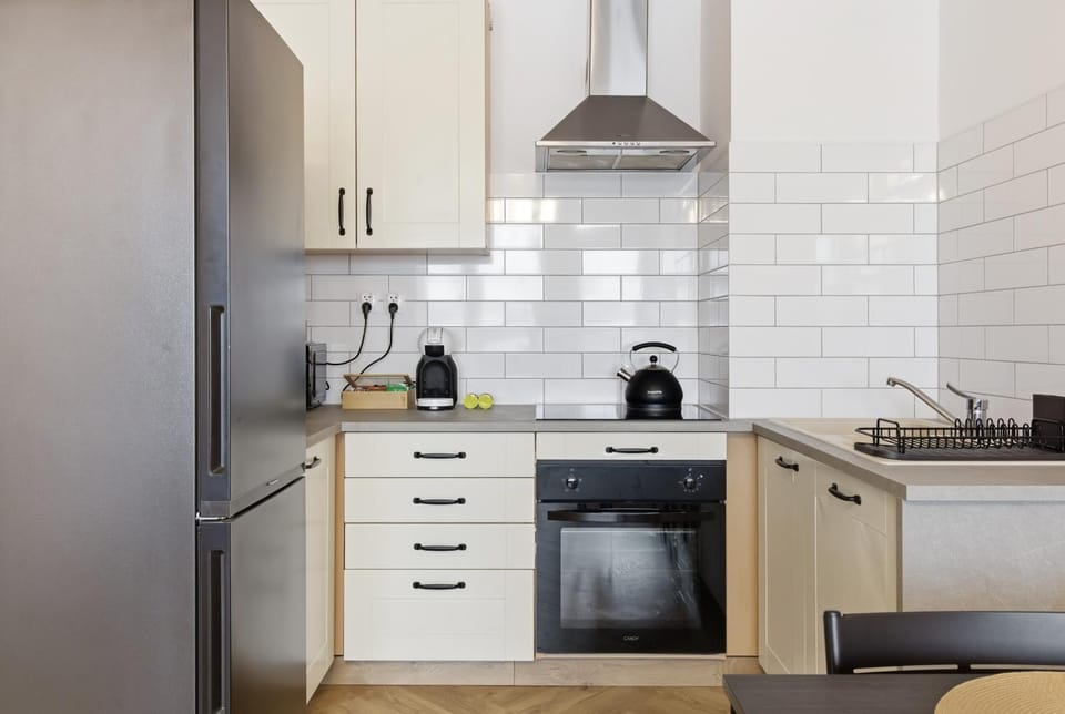 Coffee/tea facilities, Kitchen or kitchenette, microwave, oven, stove, stove