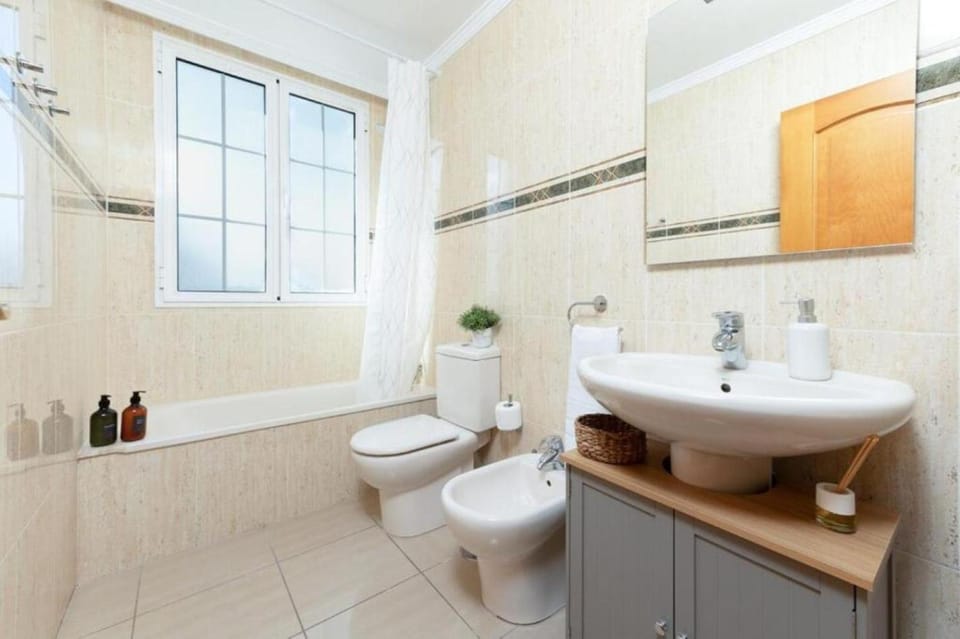 Shower, Toilet, Bathroom, Bath, bidet, towels