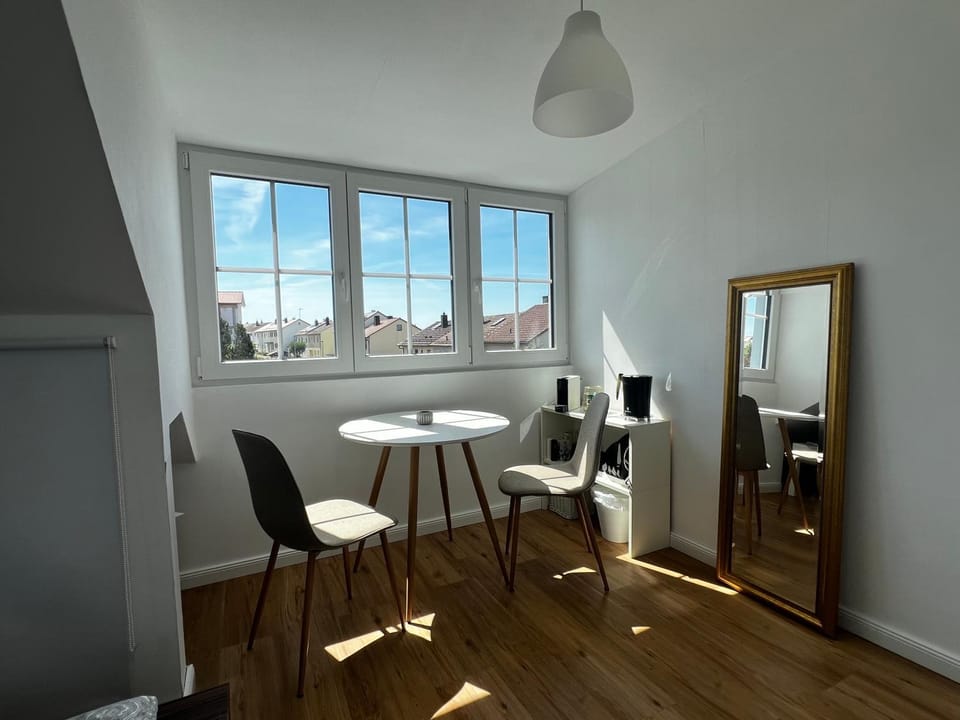 Seating area, Dining area