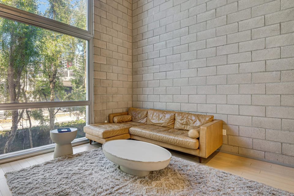 Walk to Universal Studios: Loft-Style LA Home House in Studio City