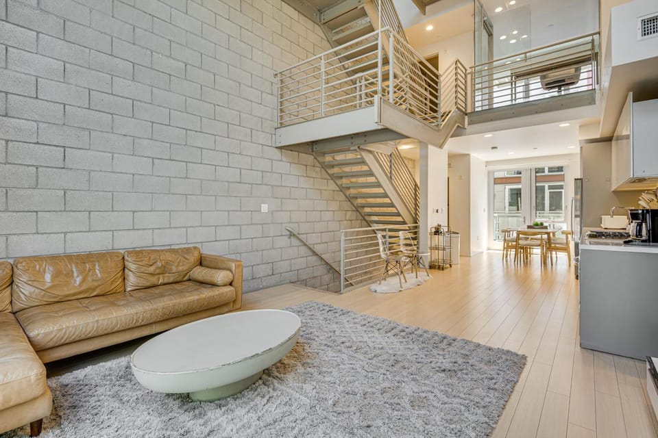 Walk to Universal Studios: Loft-Style LA Home House in Studio City