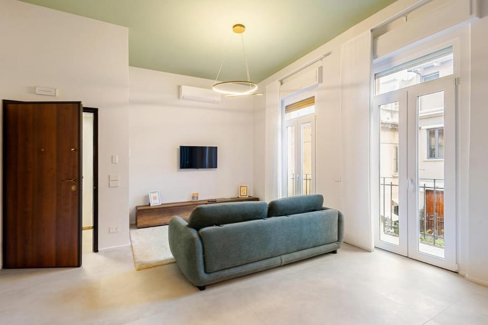 TV and multimedia, Living room, Seating area, air conditioner