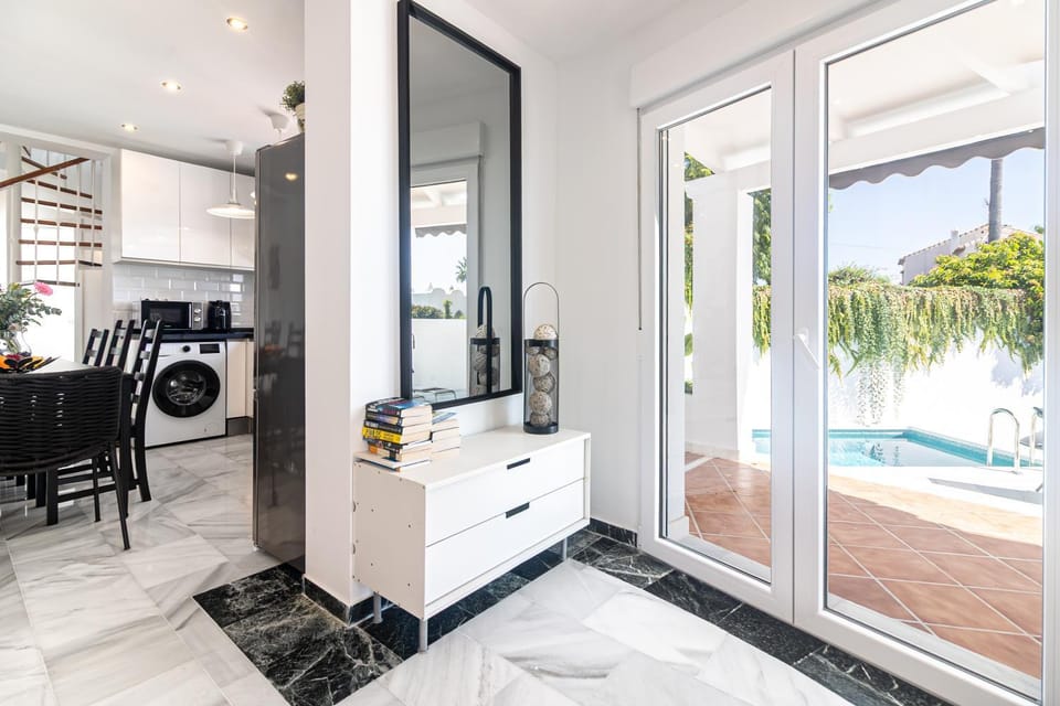 Kitchen or kitchenette, Swimming pool
