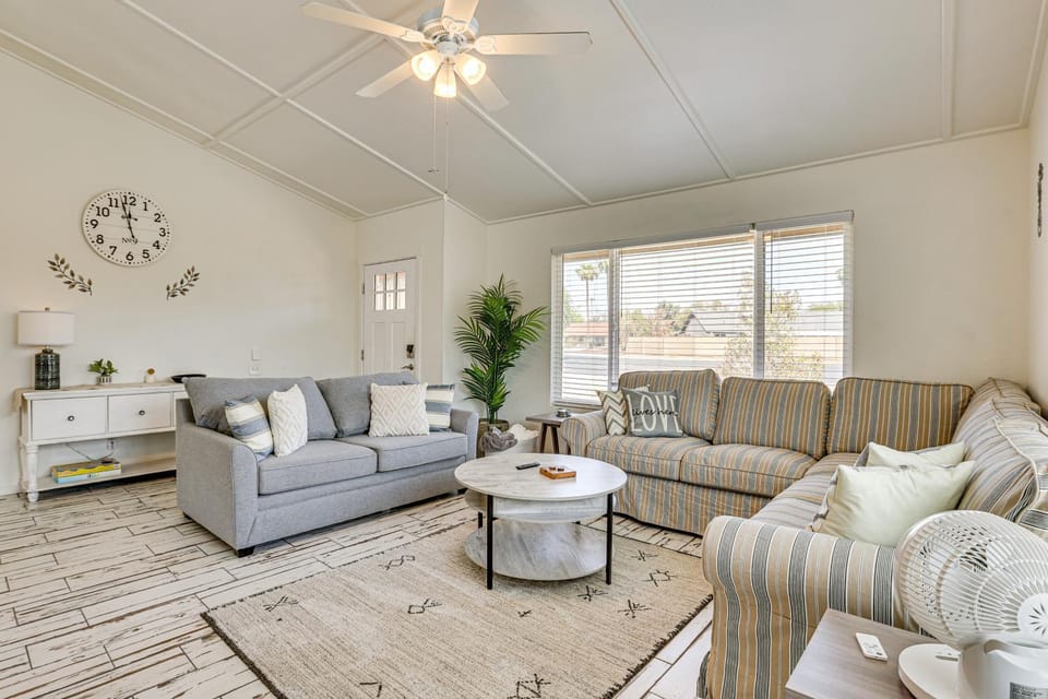 Welcoming Group Getaway w/ Pool & Patio in Peoria! House in Glendale