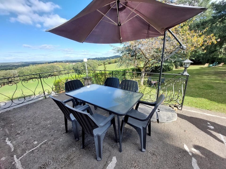 Patio, View (from property/room), Dining area, Garden view