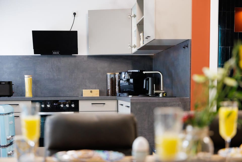 Coffee/tea facilities, Kitchen or kitchenette, oven, toaster