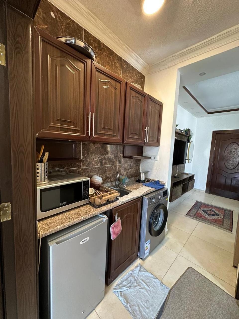Kitchen or kitchenette, minibar, washing machine