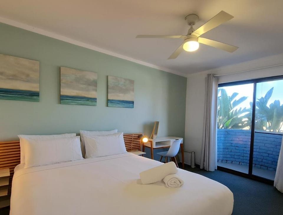 Coastal Scarborough Beach Chic Pool View 2BR Apartment hotel in Perth