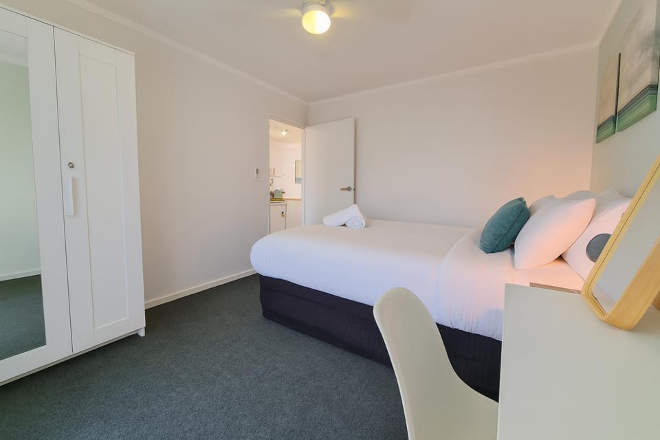 Coastal Scarborough Beach Chic Pool View 2BR Apartment hotel in Perth